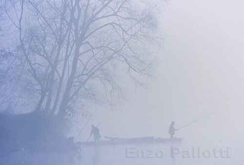 Pescatori nella nebbia